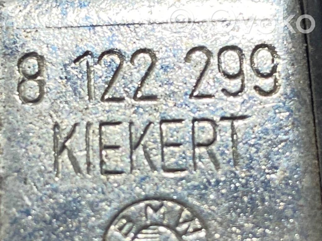 Priekšpusē slēdzenes cilpa