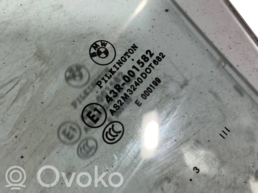 priekšējo durvju stikls (četrdurvju mašīnai)