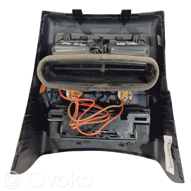 Aizmugurējā pelnutrauka dekoratīvā apdare