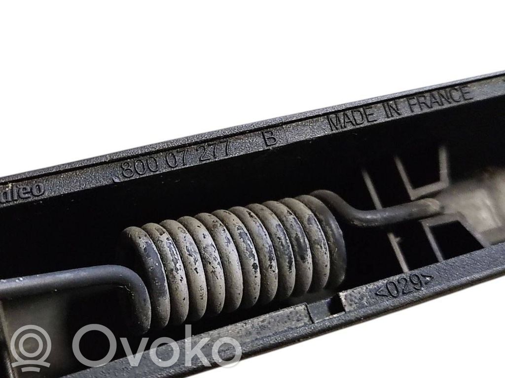 Aizmugurējā loga tīrītāja kājiņa