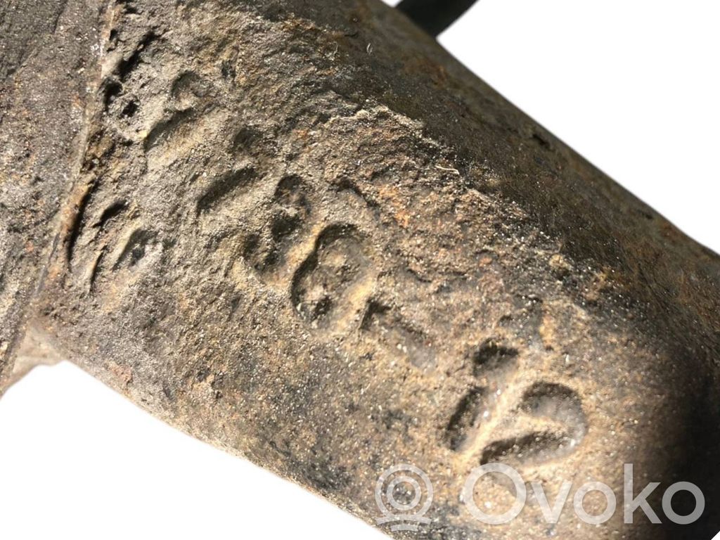 Aizmugurē riteņa rumbas vārpstas šarnīrs (stupica, capfa)