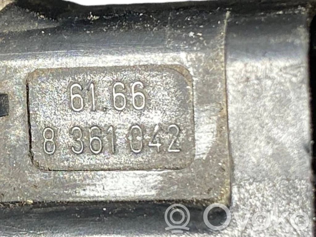 Mazgāšanas šķidruma smidzinātājs (-i) priekšējam logam