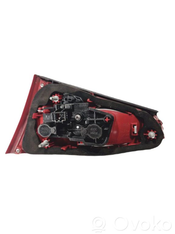 Aizmugurējais lukturis pārsegā