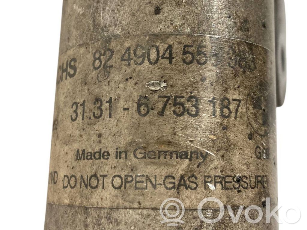 Priekšpusē amortizators ar atsperi