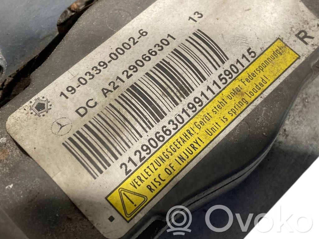 Dzinēja pārsega eņģe (-es)