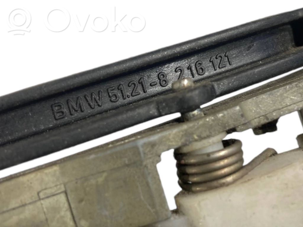 Priekšpusē turētājs / kronšteins ārējam atvēršanas rokturim