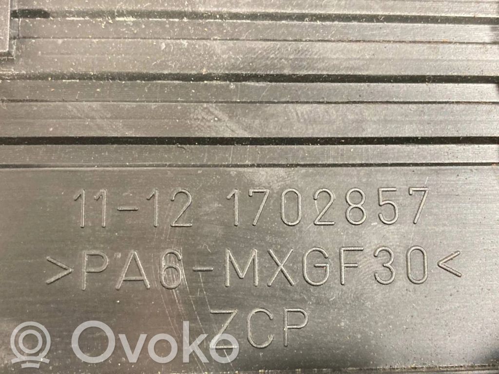 Engine cover (decorative trim)