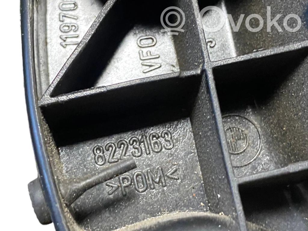 Dzinēja pārsega attaisīšanas rokturītis