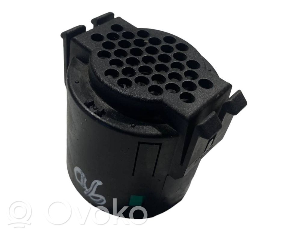 Speaker(s) in front door