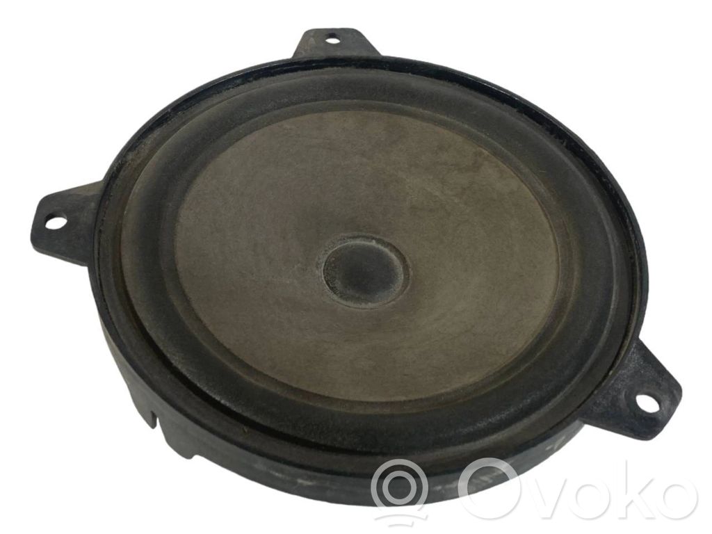 Speaker(s) in front door