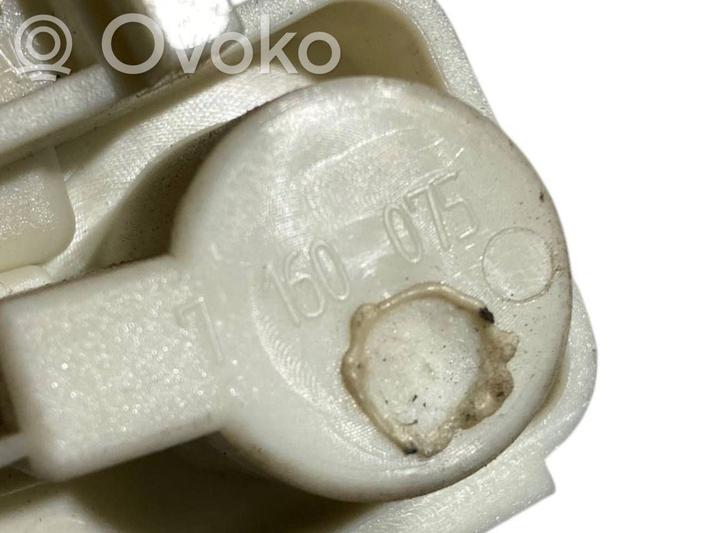 Держатель крышки заднего фонаря