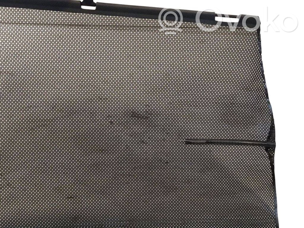 Aizmugurē logu aizkars