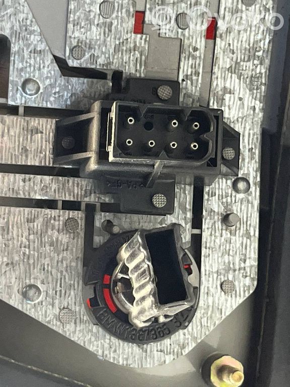 Aizmugurējais lukturis virsbūvē