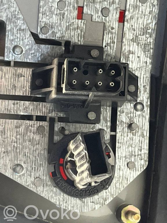 Aizmugurējais lukturis virsbūvē