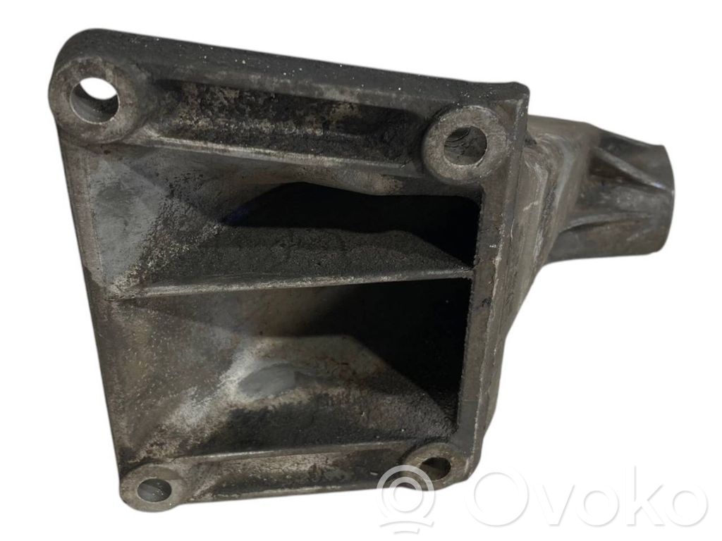 Engine mounting bracket