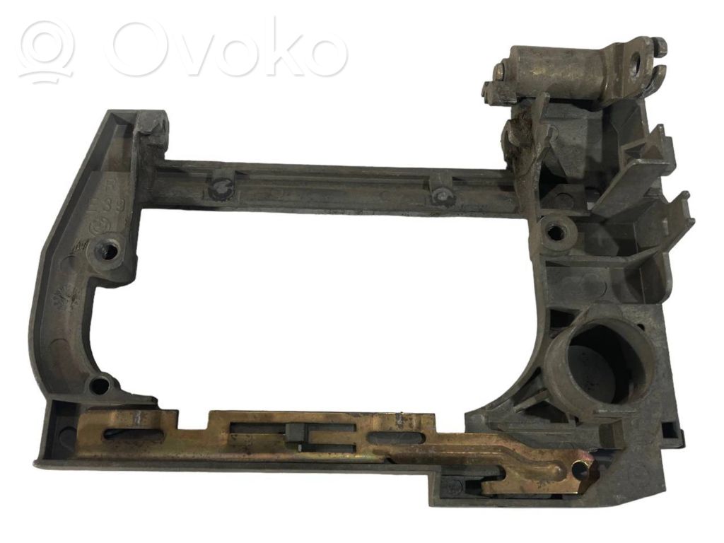 Priekšpusē turētājs / kronšteins ārējam atvēršanas rokturim