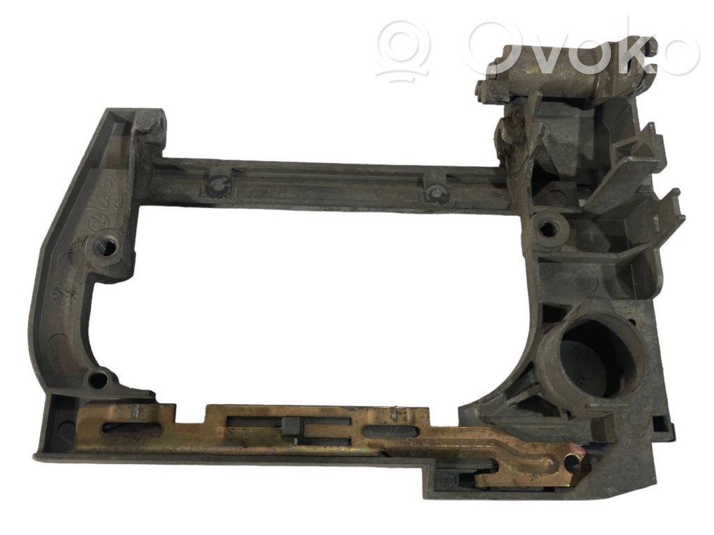 Priekšpusē turētājs / kronšteins ārējam atvēršanas rokturim