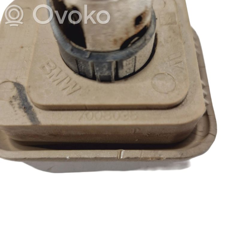 12 V ligzda (aizmugure)