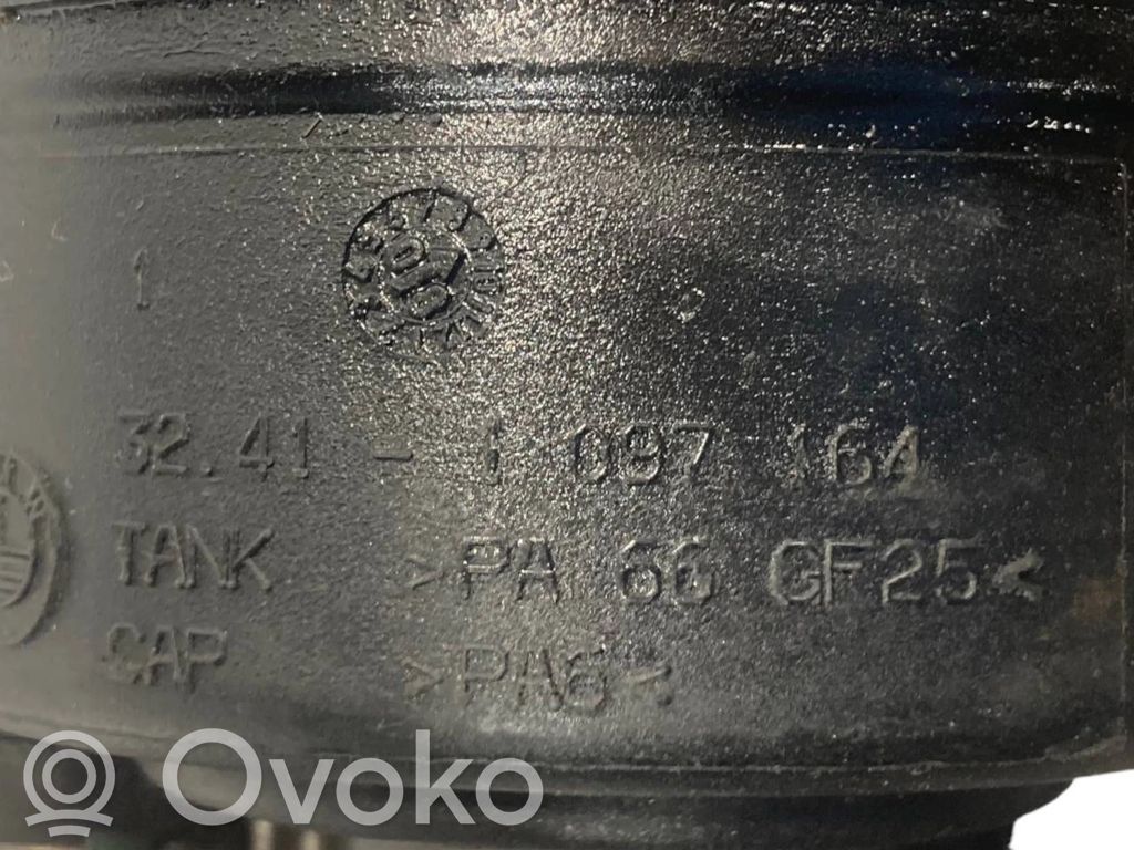 Stūres pastiprinātāja šķidruma tvertne