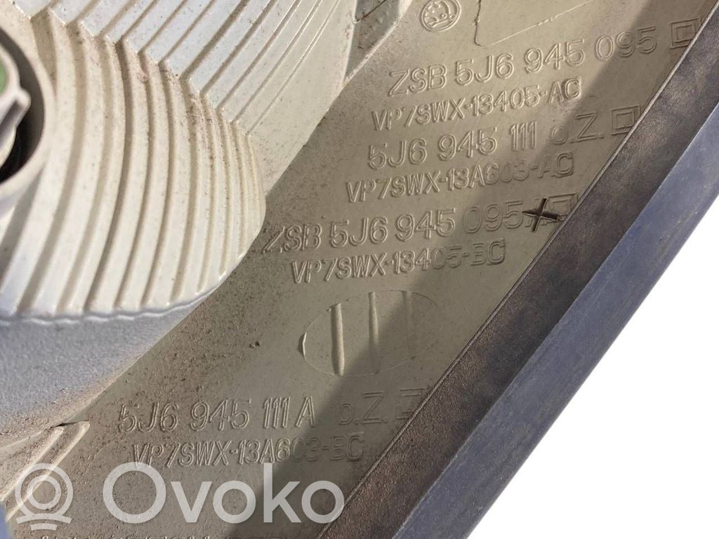 Задний фонарь в кузове