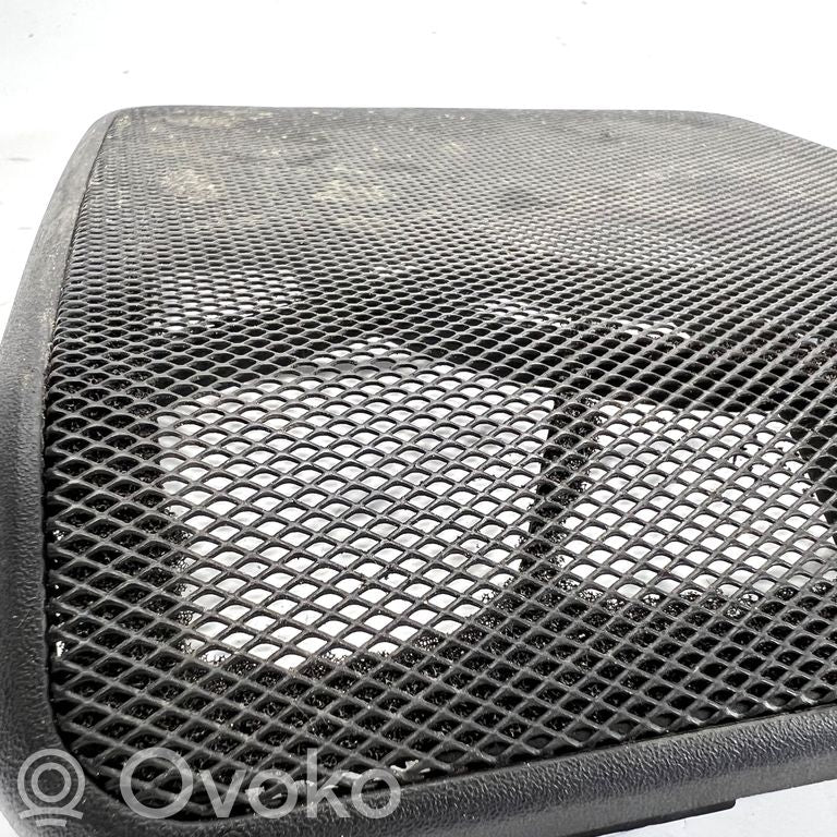 Plaukts skaļruņa dekoratīvā apdare