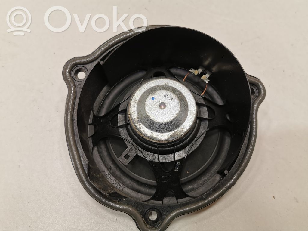 Speaker(s) in the rear door