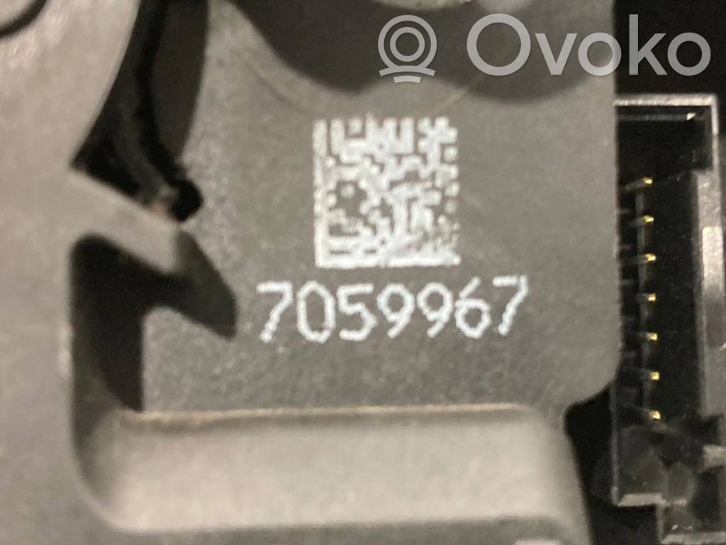 Priekšpusē slēdzene