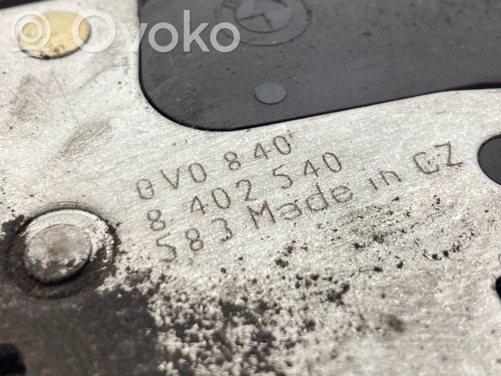 Priekšpusē slēdzene