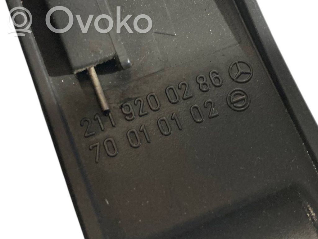 Aizmugurējā sēdekļa sliedīte (-es)