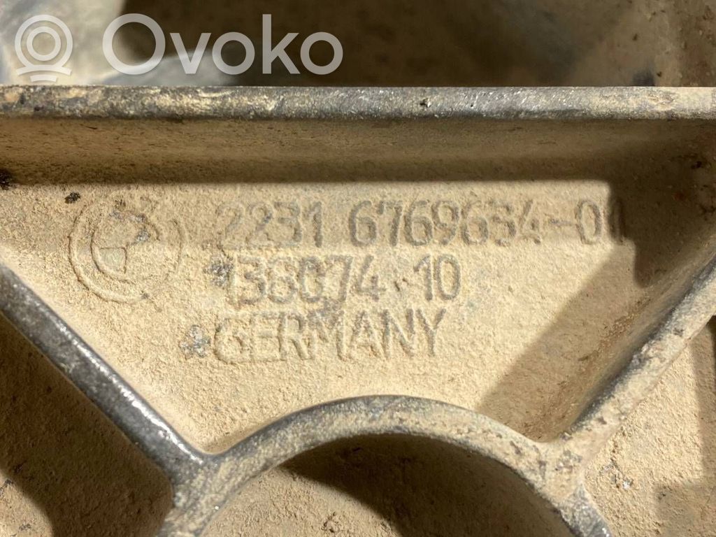 Transmission mounting bracket