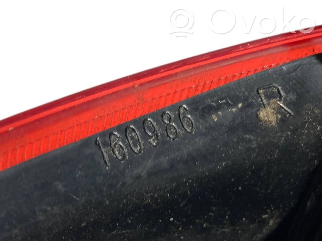 Aizmugurējais lukturis virsbūvē