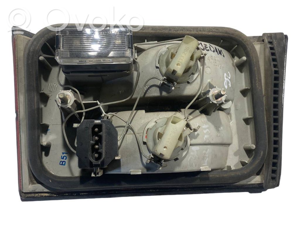 Aizmugurējais lukturis pārsegā