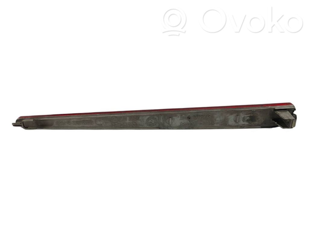 Aizmugurē atstarotājs