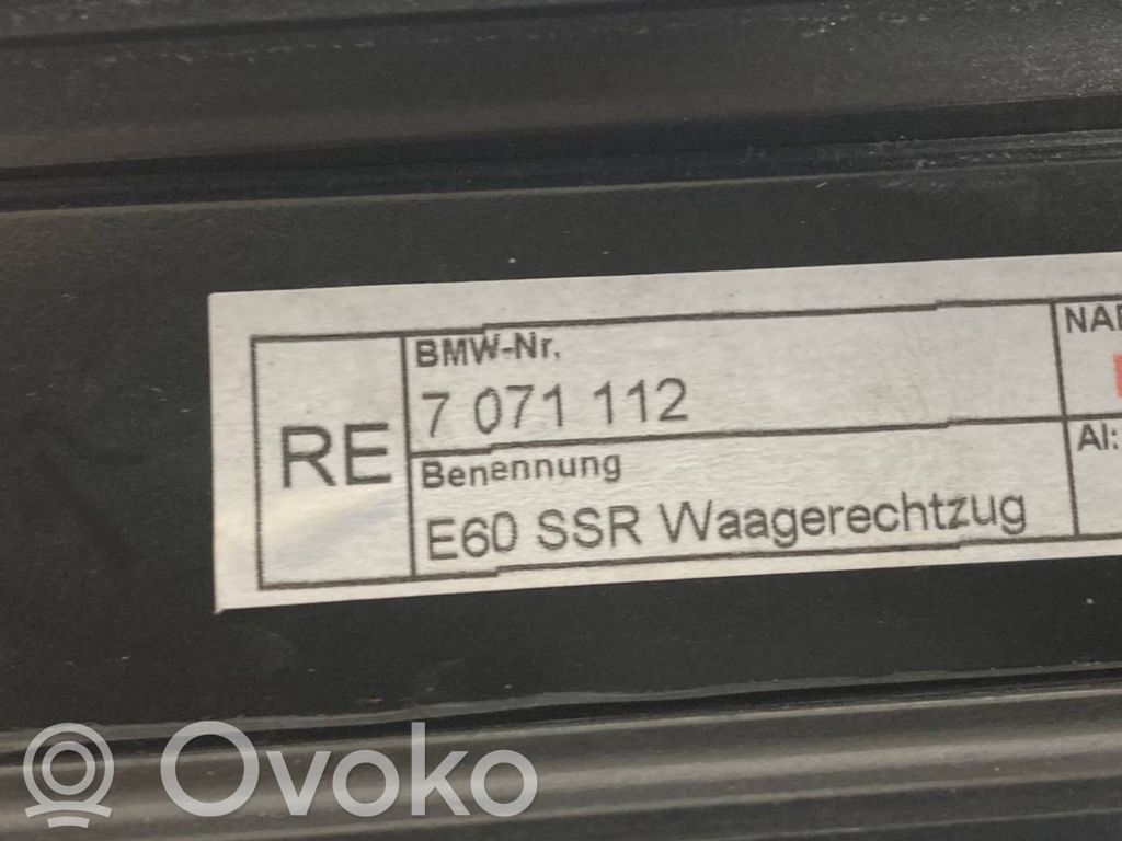 Aizmugurē logu aizkars