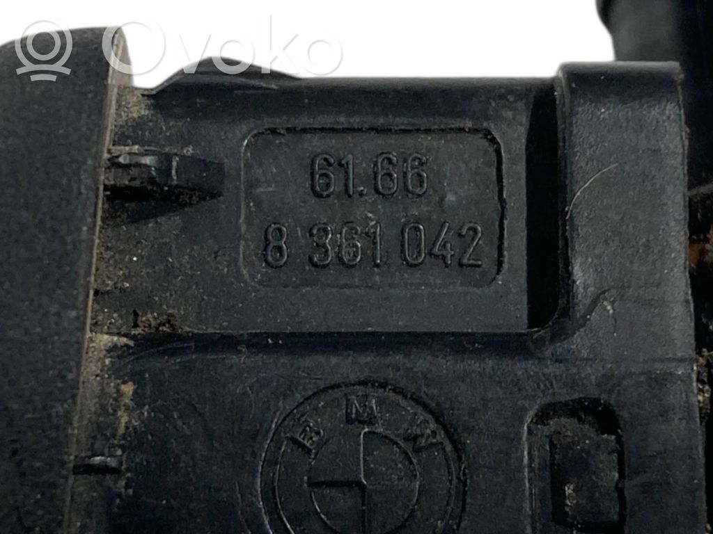 Mazgāšanas šķidruma smidzinātājs (-i) priekšējam logam