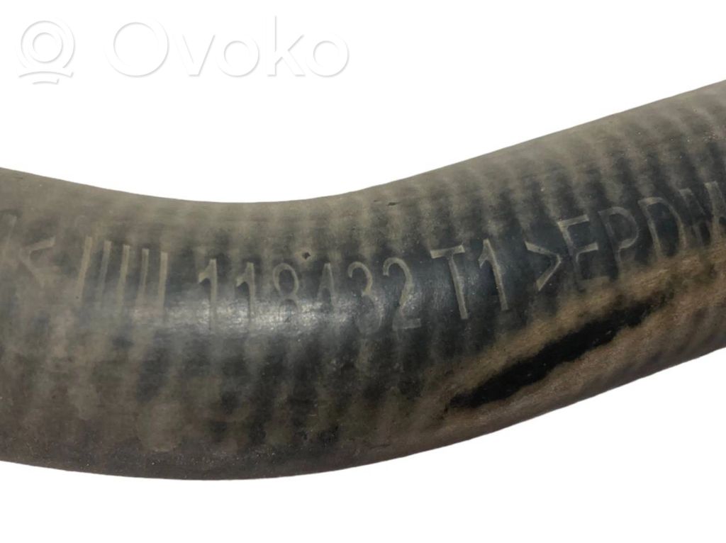 Caurulīte (-es) / šļūtene (-es)