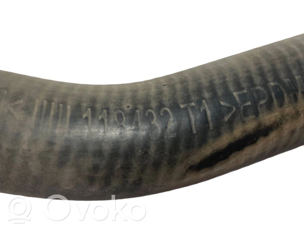 Caurulīte (-es) / šļūtene (-es)