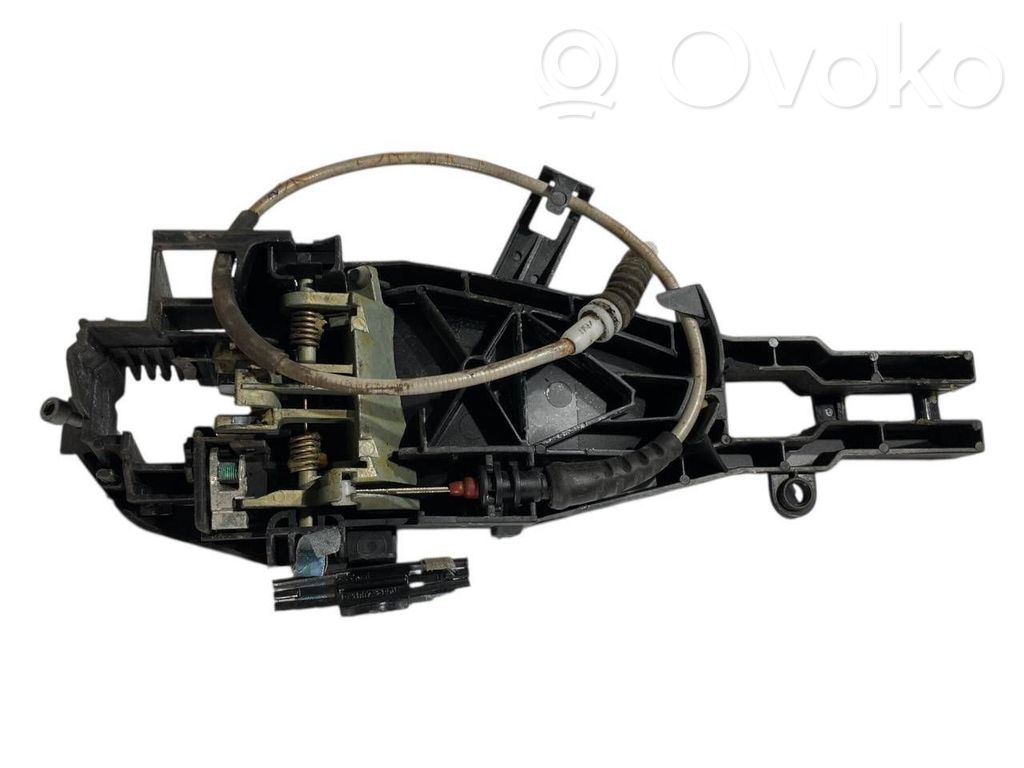 Priekšpusē turētājs / kronšteins ārējam atvēršanas rokturim