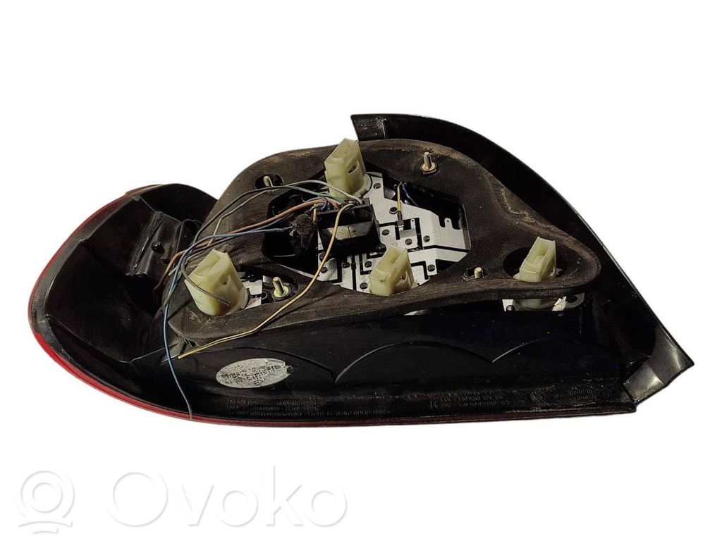 Aizmugurējais lukturis virsbūvē