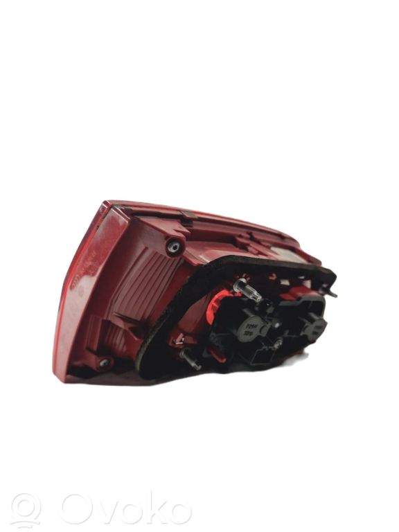Taillight in the hood