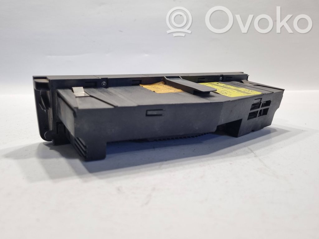 Air conditioning / climate control / interior heating control unit (in the passenger compartment)