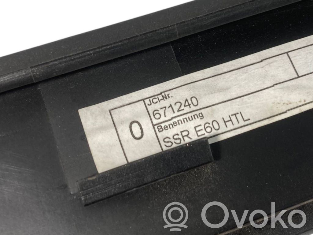 Aizmugurē logu aizkars