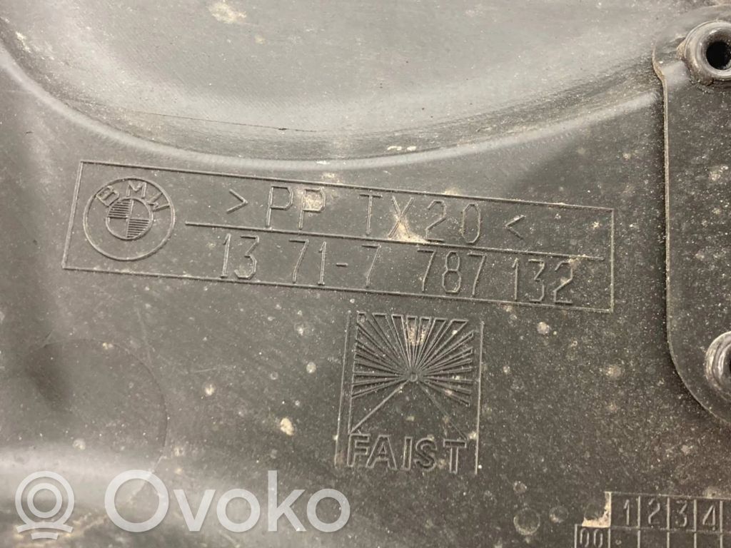 Dzinēja pārsegs (dekoratīva apdare)