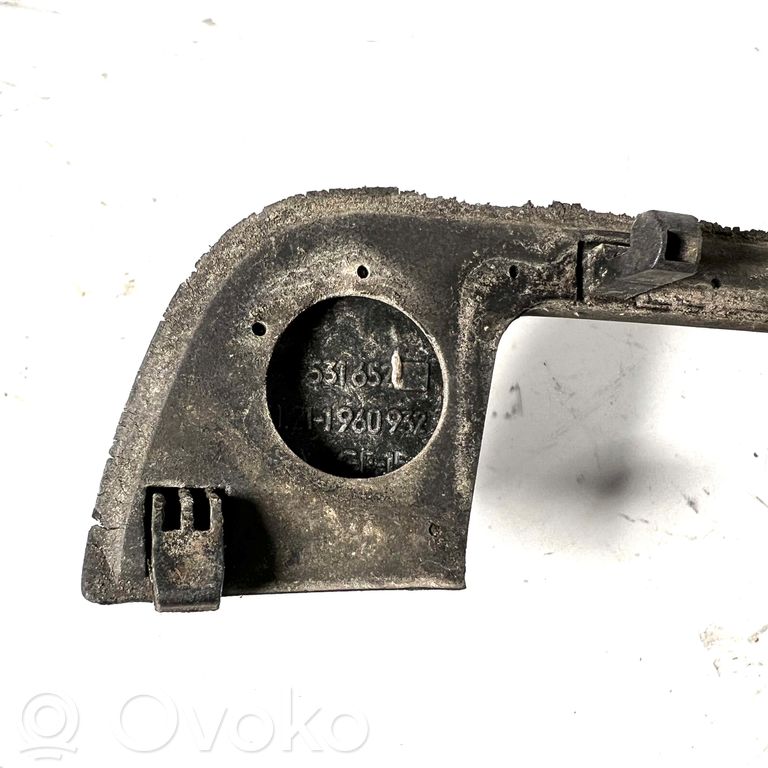 Priekšpusē durvju roktura vāciņš