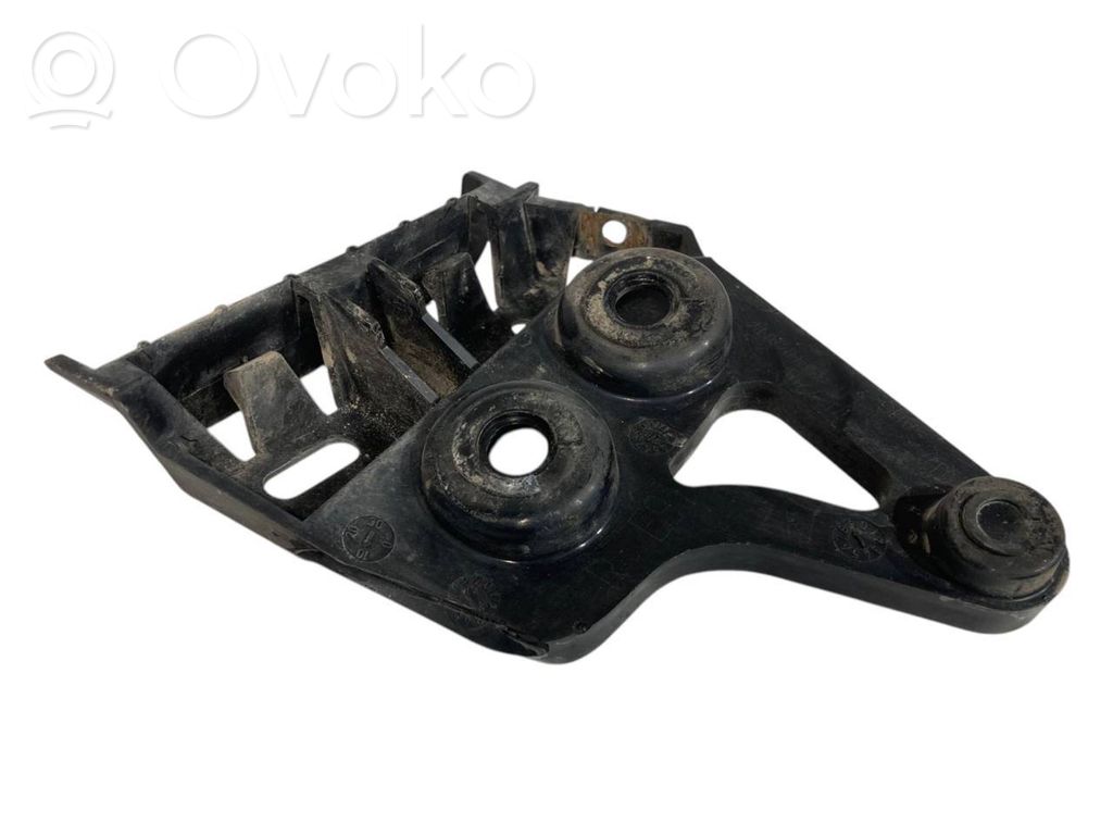 Rear bumper mounting bracket