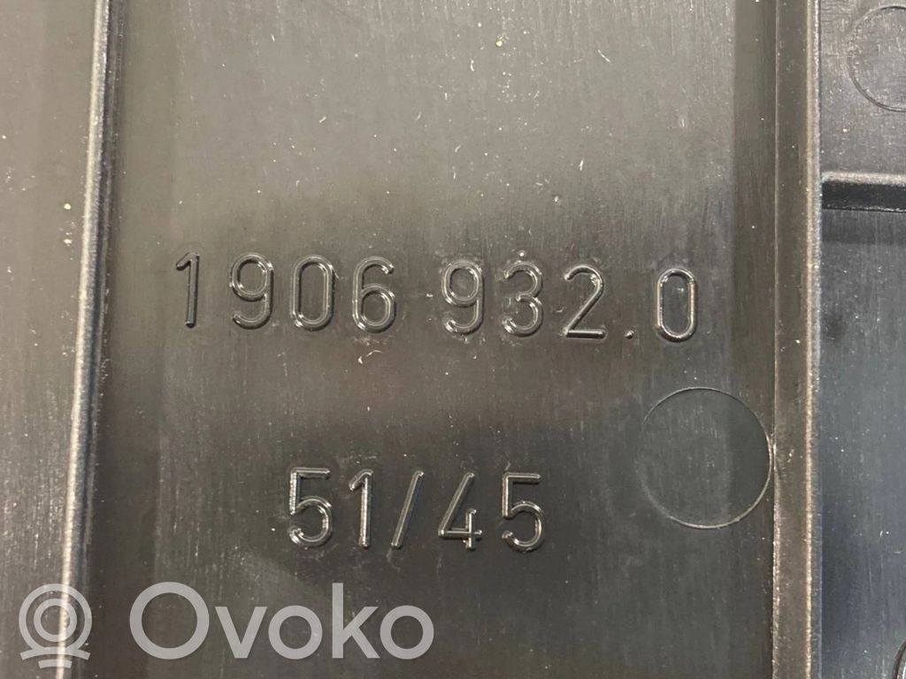 Sānu dekoratīvā apdare (priekšā)