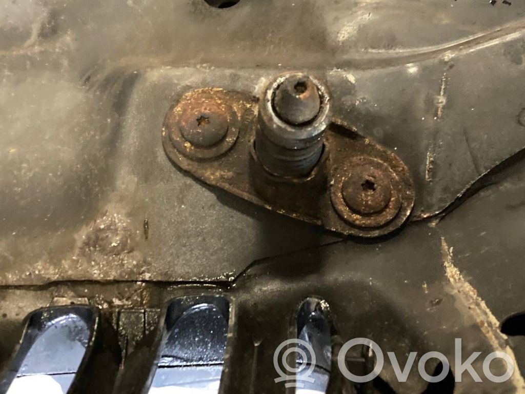 Dzinēja pārsegs (vāks)