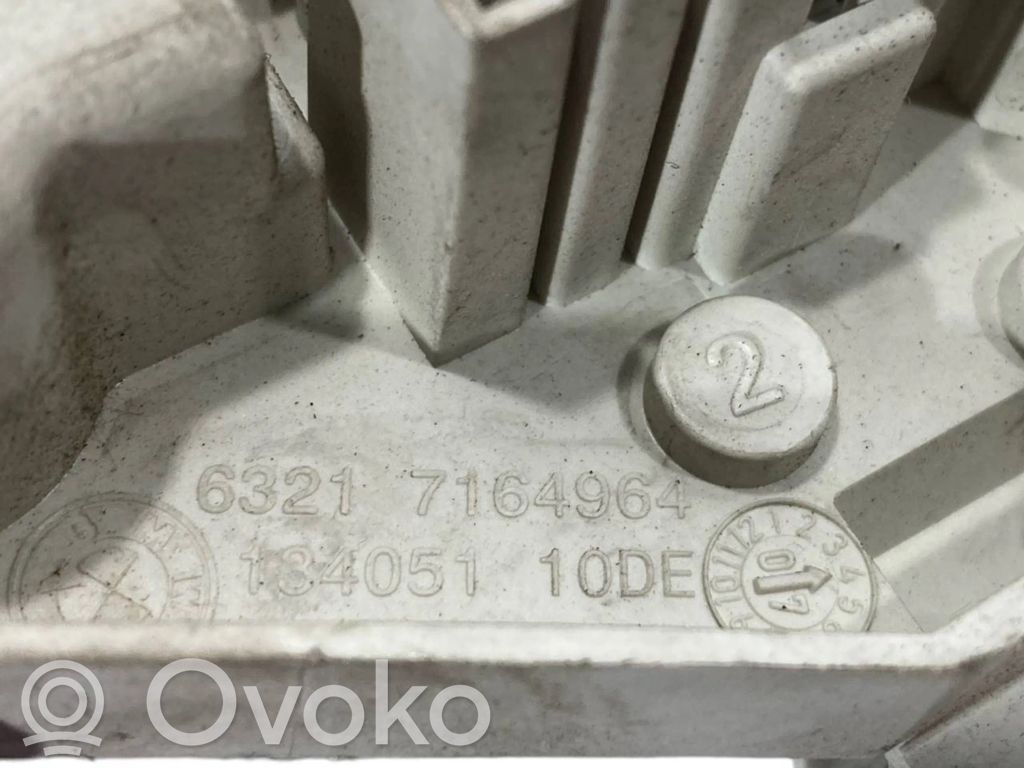 Aizmugures spuldzes vāka turētājs