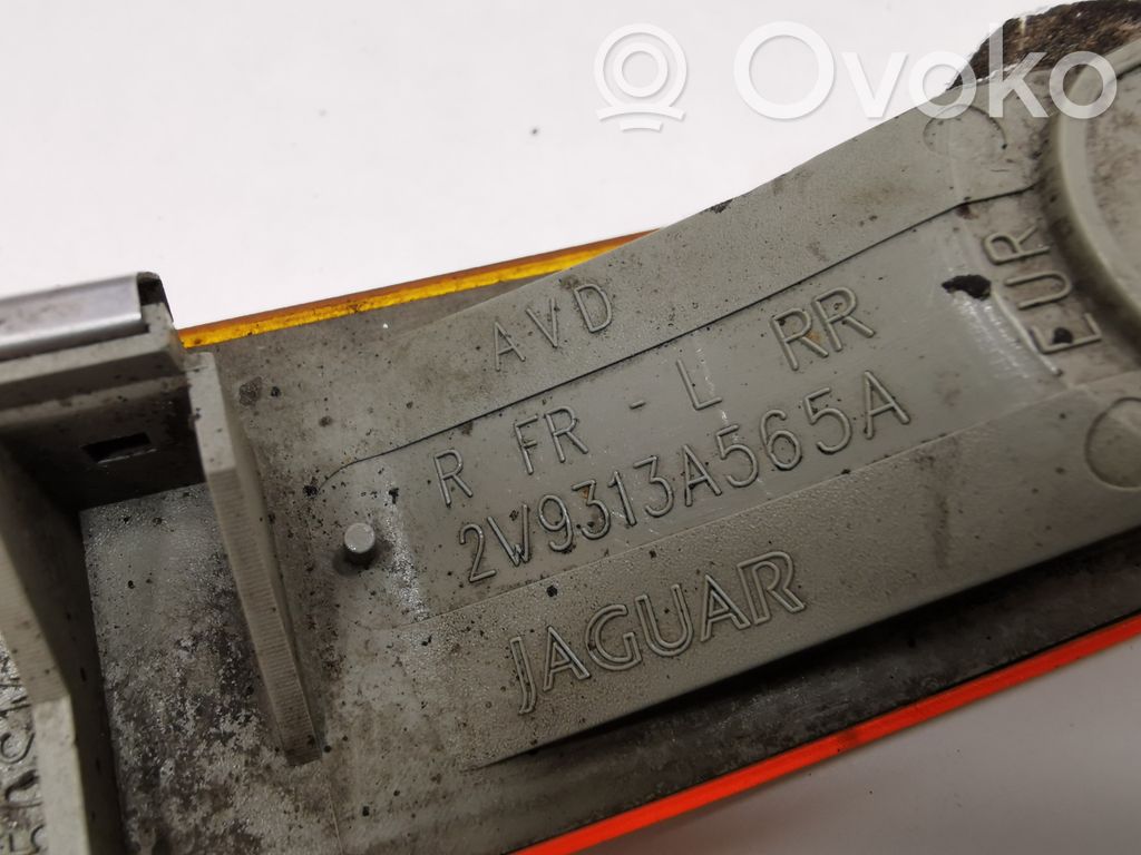 Указатель поворота на переднем бампере