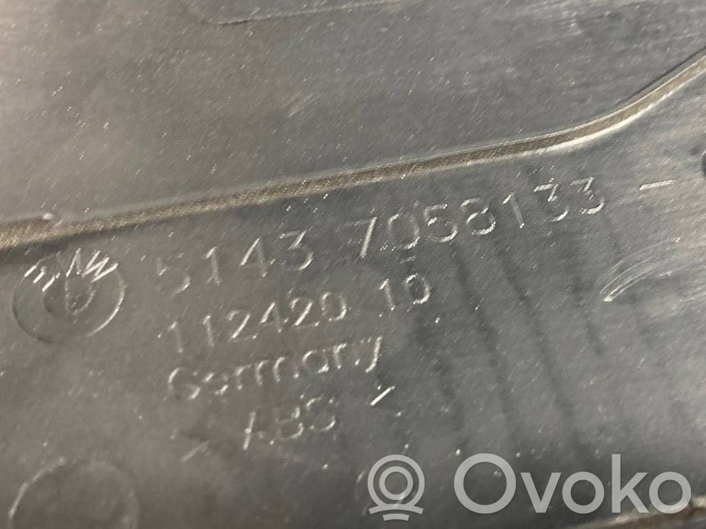 Kāju zonas sānu dekoratīvā apdare